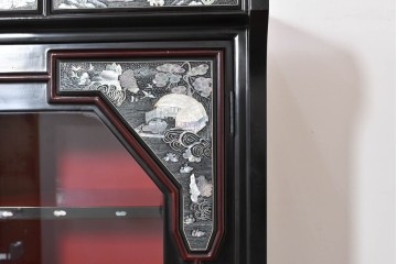 中古　韓国民芸家具　美品　高級品!!　幻想的な螺鈿細工が施されたガラス扉のキャビネット　定価推定120～150万円　(R-086242)