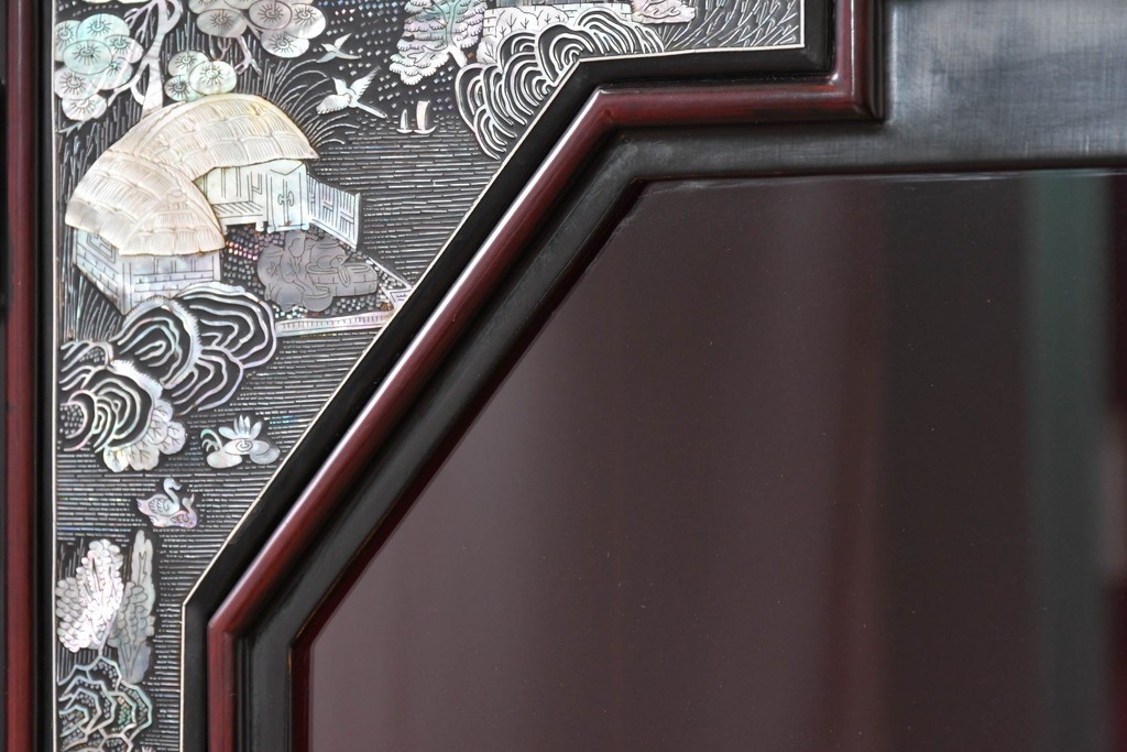 中古　韓国民芸家具　美品　高級品!!　幻想的な螺鈿細工が施されたガラス扉のキャビネット　定価推定120～150万円　(R-086242)