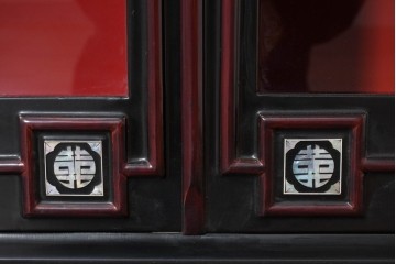 中古　韓国民芸家具　美品　高級品!!　幻想的な螺鈿細工が施されたガラス扉のキャビネット　定価推定120～150万円　(R-086242)