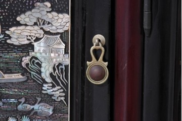 中古　韓国民芸家具　美品　高級品!!　幻想的な螺鈿細工が施されたガラス扉のキャビネット　定価推定120～150万円　(R-086242)