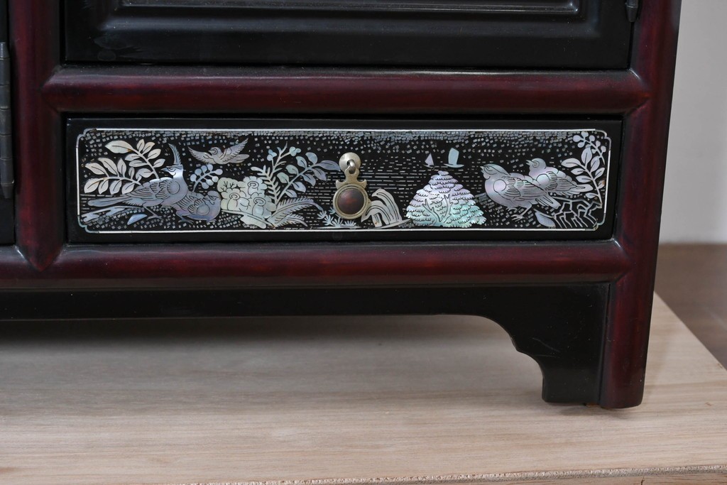 中古　韓国民芸家具　美品　高級品!!　幻想的な螺鈿細工が施されたガラス扉のキャビネット　定価推定120～150万円　(R-086242)