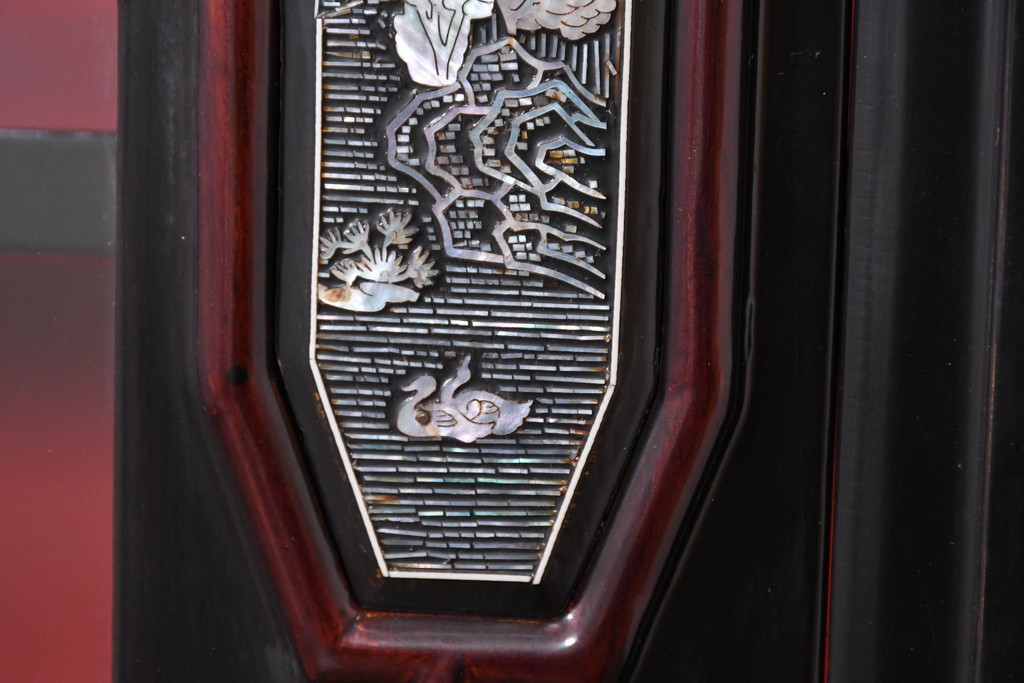 中古　韓国民芸家具　美品　高級品!!　幻想的な螺鈿細工が施されたガラス扉のキャビネット　定価推定120～150万円　(R-086242)