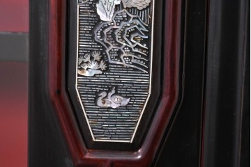 中古　韓国民芸家具　美品　高級品!!　幻想的な螺鈿細工が施されたガラス扉のキャビネット　定価推定120～150万円　(R-086242)