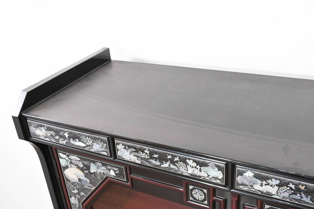 中古　韓国民芸家具　美品　高級品!!　幻想的な螺鈿細工が施されたガラス扉のキャビネット　定価推定120～150万円　(R-086242)