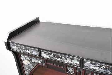 中古　韓国民芸家具　美品　高級品!!　幻想的な螺鈿細工が施されたガラス扉のキャビネット　定価推定120～150万円　(R-086242)