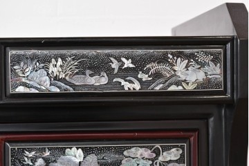 中古　韓国民芸家具　美品　高級品!!　幻想的な螺鈿細工が施されたガラス扉のキャビネット　定価推定120～150万円　(R-086242)