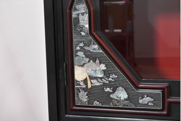 中古　韓国民芸家具　美品　高級品!!　幻想的な螺鈿細工が施されたガラス扉のキャビネット　定価推定120～150万円　(R-086242)