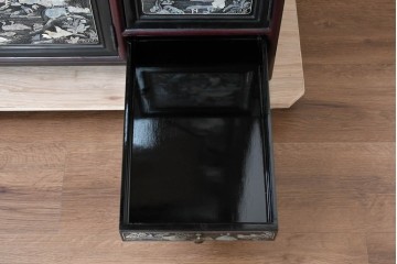 中古　韓国民芸家具　美品　高級品!!　幻想的な螺鈿細工が施されたガラス扉のキャビネット　定価推定120～150万円　(R-086242)