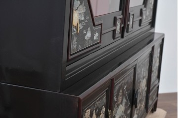 中古　韓国民芸家具　美品　高級品!!　幻想的な螺鈿細工が施されたガラス扉のキャビネット　定価推定120～150万円　(R-086242)