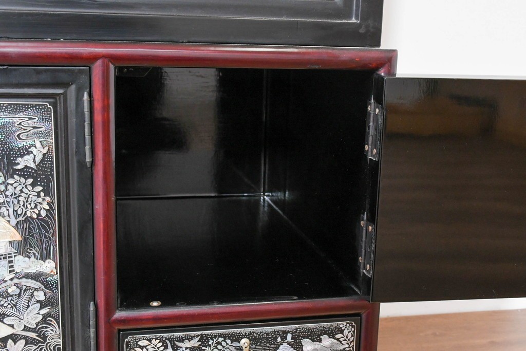 中古　韓国民芸家具　美品　高級品!!　幻想的な螺鈿細工が施されたガラス扉のキャビネット　定価推定120～150万円　(R-086242)