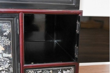 中古　韓国民芸家具　美品　高級品!!　幻想的な螺鈿細工が施されたガラス扉のキャビネット　定価推定120～150万円　(R-086242)