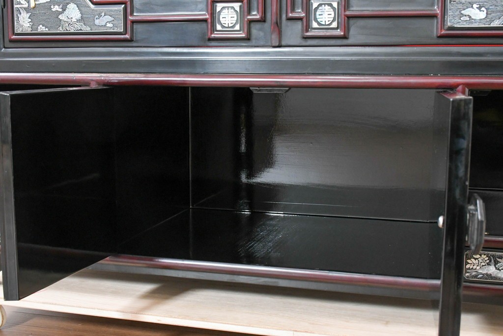 中古　韓国民芸家具　美品　高級品!!　幻想的な螺鈿細工が施されたガラス扉のキャビネット　定価推定120～150万円　(R-086242)