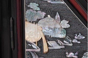 中古　韓国民芸家具　美品　高級品!!　幻想的な螺鈿細工が施されたガラス扉のキャビネット　定価推定120～150万円　(R-086242)