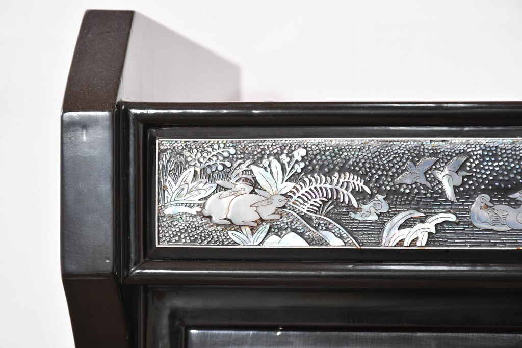 中古　韓国民芸家具　美品　高級品!!　幻想的な螺鈿細工が施されたガラス扉のキャビネット　定価推定120～150万円　(R-086242)