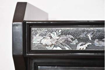 中古　韓国民芸家具　美品　高級品!!　幻想的な螺鈿細工が施されたガラス扉のキャビネット　定価推定120～150万円　(R-086242)