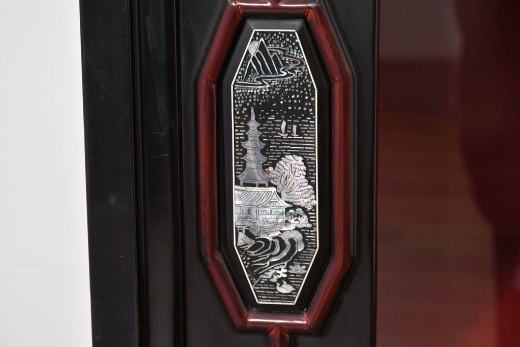 中古　韓国民芸家具　美品　高級品!!　幻想的な螺鈿細工が施されたガラス扉のキャビネット　定価推定120～150万円　(R-086242)