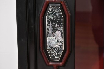 中古　韓国民芸家具　美品　高級品!!　幻想的な螺鈿細工が施されたガラス扉のキャビネット　定価推定120～150万円　(R-086242)