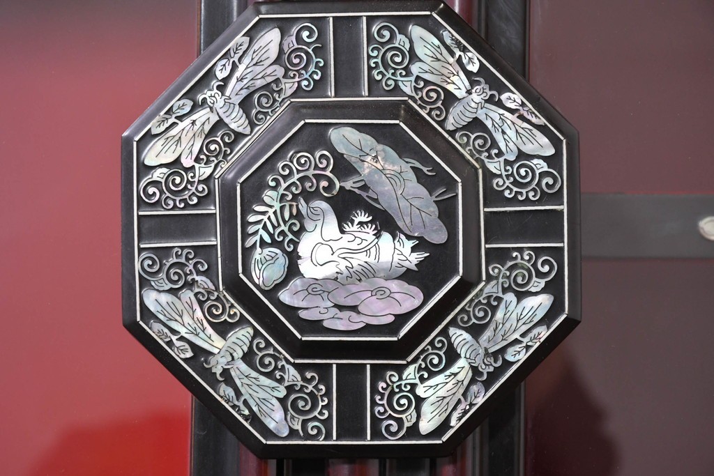 中古　韓国民芸家具　美品　高級品!!　幻想的な螺鈿細工が施されたガラス扉のキャビネット　定価推定120～150万円　(R-086242)