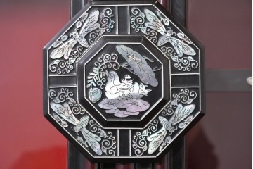 中古　韓国民芸家具　美品　高級品!!　幻想的な螺鈿細工が施されたガラス扉のキャビネット　定価推定120～150万円　(R-086242)