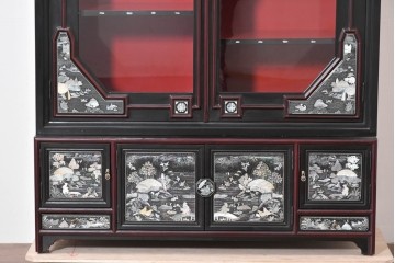 中古　韓国民芸家具　美品　高級品!!　幻想的な螺鈿細工が施されたガラス扉のキャビネット　定価推定120～150万円　(R-086242)