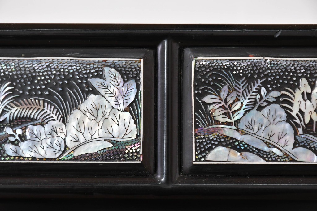 中古　韓国民芸家具　美品　高級品!!　幻想的な螺鈿細工が施されたガラス扉のキャビネット　定価推定120～150万円　(R-086242)