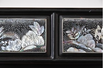 中古　韓国民芸家具　美品　高級品!!　幻想的な螺鈿細工が施されたガラス扉のキャビネット　定価推定120～150万円　(R-086242)