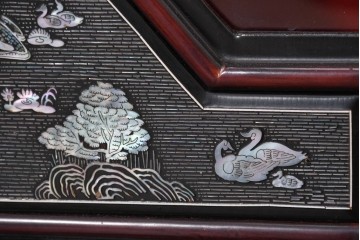 中古　韓国民芸家具　美品　高級品!!　幻想的な螺鈿細工が施されたガラス扉のキャビネット　定価推定120～150万円　(R-086242)