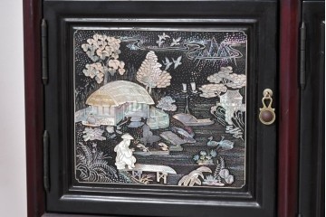 中古　韓国民芸家具　美品　高級品!!　幻想的な螺鈿細工が施されたガラス扉のキャビネット　定価推定120～150万円　(R-086242)