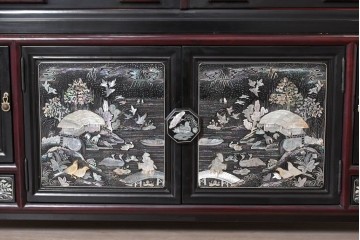 中古　韓国民芸家具　美品　高級品!!　幻想的な螺鈿細工が施されたガラス扉のキャビネット　定価推定120～150万円　(R-086242)