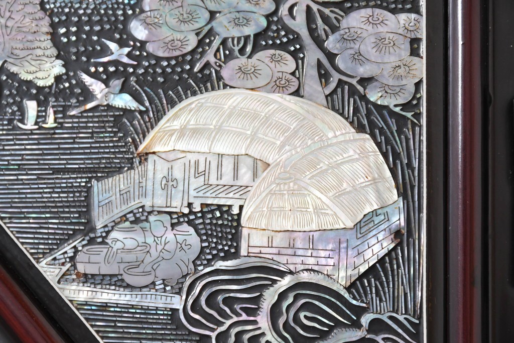 中古　韓国民芸家具　美品　高級品!!　幻想的な螺鈿細工が施されたガラス扉のキャビネット　定価推定120～150万円　(R-086242)