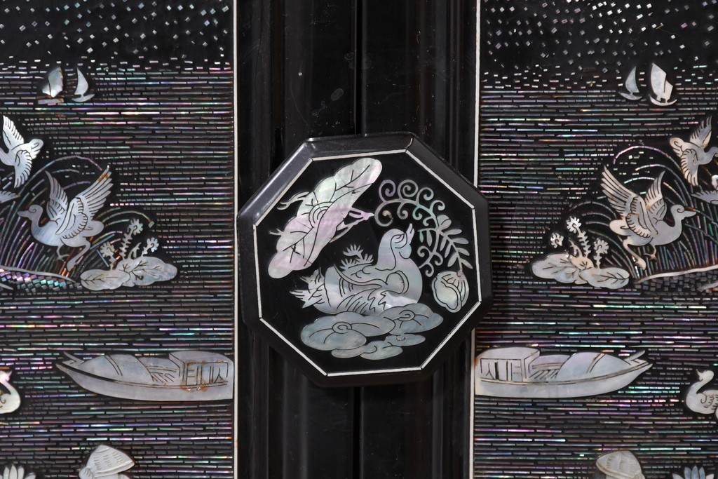 中古　韓国民芸家具　美品　高級品!!　幻想的な螺鈿細工が施されたガラス扉のキャビネット　定価推定120～150万円　(R-086242)