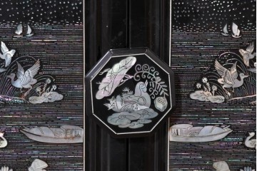 中古　韓国民芸家具　美品　高級品!!　幻想的な螺鈿細工が施されたガラス扉のキャビネット　定価推定120～150万円　(R-086242)