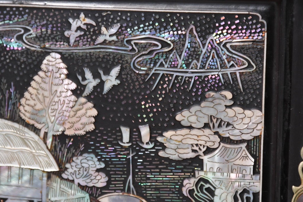 中古　韓国民芸家具　美品　高級品!!　幻想的な螺鈿細工が施されたガラス扉のキャビネット　定価推定120～150万円　(R-086242)