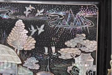 中古　韓国民芸家具　美品　高級品!!　幻想的な螺鈿細工が施されたガラス扉のキャビネット　定価推定120～150万円　(R-086242)