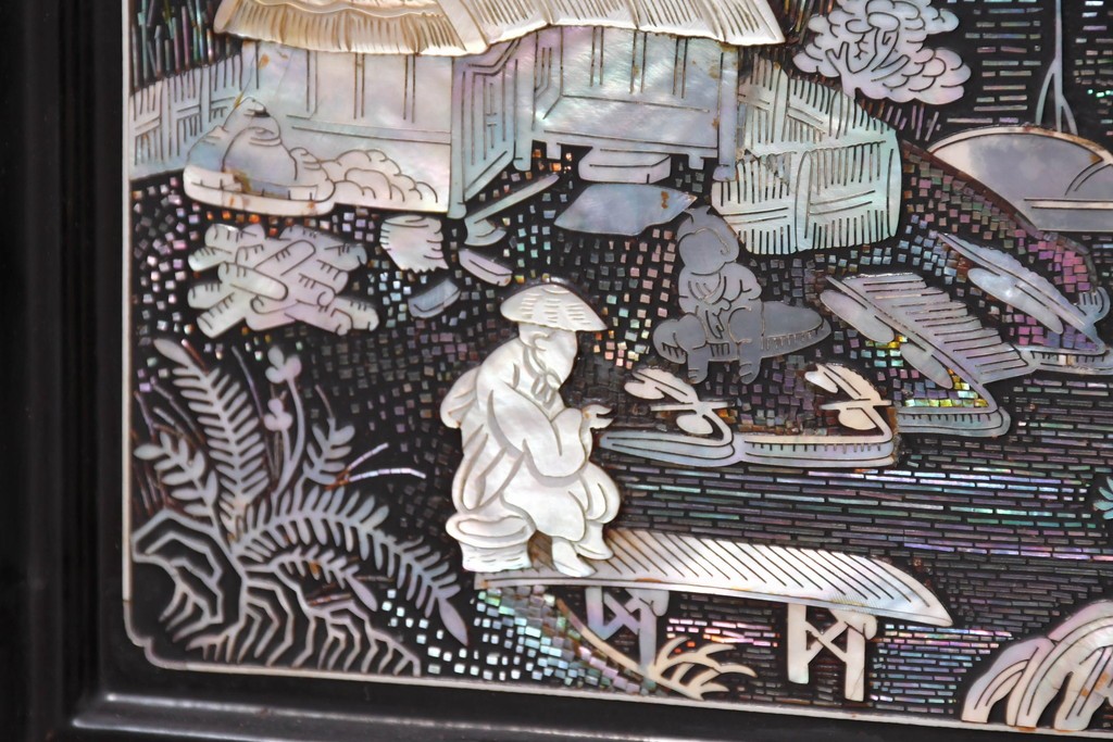 中古　韓国民芸家具　美品　高級品!!　幻想的な螺鈿細工が施されたガラス扉のキャビネット　定価推定120～150万円　(R-086242)