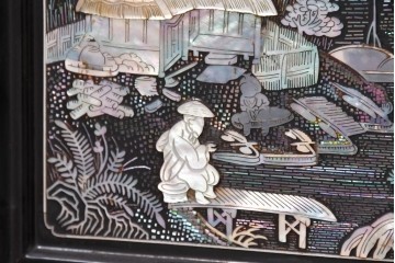 中古　韓国民芸家具　美品　高級品!!　幻想的な螺鈿細工が施されたガラス扉のキャビネット　定価推定120～150万円　(R-086242)