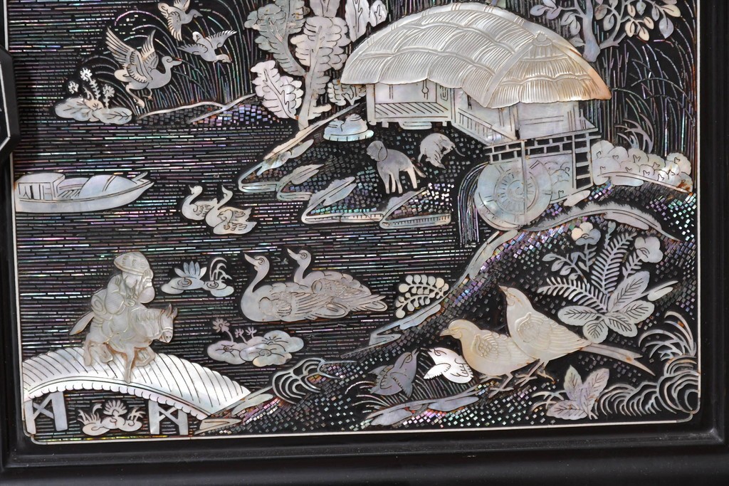 中古　韓国民芸家具　美品　高級品!!　幻想的な螺鈿細工が施されたガラス扉のキャビネット　定価推定120～150万円　(R-086242)