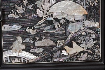 中古　韓国民芸家具　美品　高級品!!　幻想的な螺鈿細工が施されたガラス扉のキャビネット　定価推定120～150万円　(R-086242)