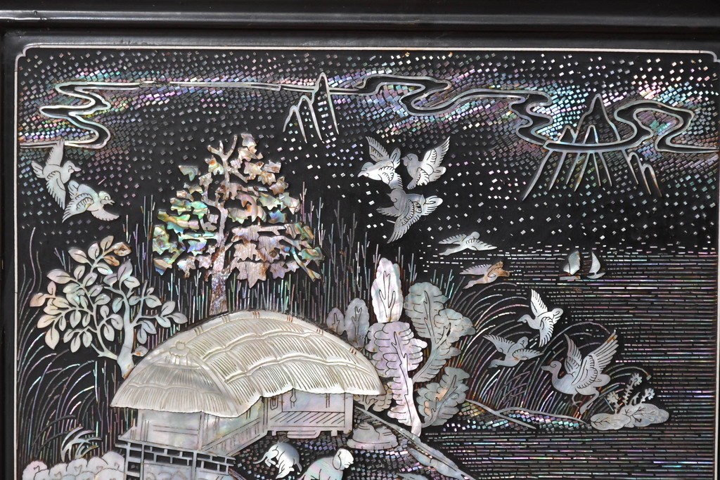 中古　韓国民芸家具　美品　高級品!!　幻想的な螺鈿細工が施されたガラス扉のキャビネット　定価推定120～150万円　(R-086242)