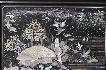 中古　韓国民芸家具　美品　高級品!!　幻想的な螺鈿細工が施されたガラス扉のキャビネット　定価推定120～150万円　(R-086242)