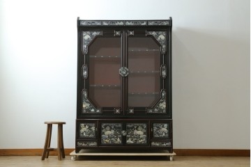中古　韓国民芸家具　美品　高級品!!　幻想的な螺鈿細工が施されたガラス扉のキャビネット　定価推定120万から150万円　(R-086242)