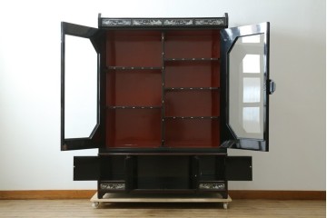 中古　韓国民芸家具　美品　高級品!!　幻想的な螺鈿細工が施されたガラス扉のキャビネット　定価推定120万から150万円　(R-086242)