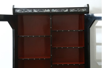 中古　韓国民芸家具　美品　高級品!!　幻想的な螺鈿細工が施されたガラス扉のキャビネット　定価推定120万から150万円　(R-086242)