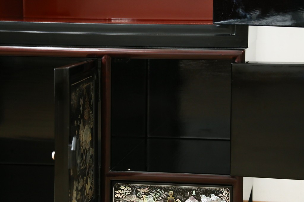 中古　韓国民芸家具　美品　高級品!!　幻想的な螺鈿細工が施されたガラス扉のキャビネット　定価推定120万から150万円　(R-086242)