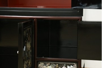 中古　韓国民芸家具　美品　高級品!!　幻想的な螺鈿細工が施されたガラス扉のキャビネット　定価推定120万から150万円　(R-086242)