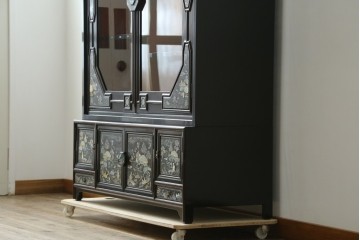 中古　韓国民芸家具　美品　高級品!!　幻想的な螺鈿細工が施されたガラス扉のキャビネット　定価推定120万から150万円　(R-086242)