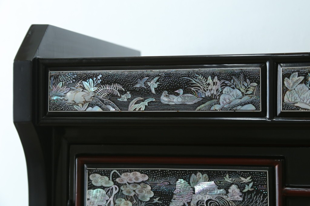 中古　韓国民芸家具　美品　高級品!!　幻想的な螺鈿細工が施されたガラス扉のキャビネット　定価推定120万から150万円　(R-086242)