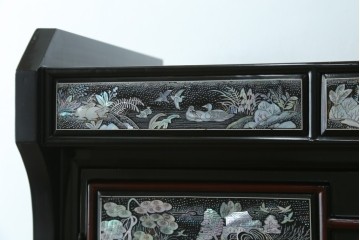 中古　韓国民芸家具　美品　高級品!!　幻想的な螺鈿細工が施されたガラス扉のキャビネット　定価推定120万から150万円　(R-086242)