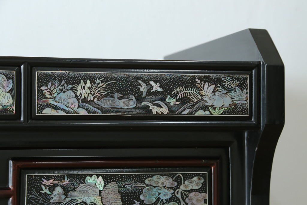 中古　韓国民芸家具　美品　高級品!!　幻想的な螺鈿細工が施されたガラス扉のキャビネット　定価推定120万から150万円　(R-086242)