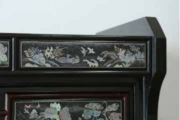 中古　韓国民芸家具　美品　高級品!!　幻想的な螺鈿細工が施されたガラス扉のキャビネット　定価推定120万から150万円　(R-086242)